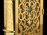 une boîte dorée dont l'intérieur est orné d'un motif décoratif