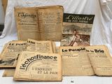 plusieurs vieux journaux posés sur un lit, à côté d'un drap blanc