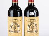 deux bouteilles de vin rouge posées l'une à côté de l'autre sur une table