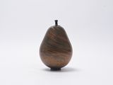 un petit objet en bois posé sur une surface blanche
