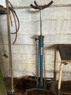 un vélo bleu et noir posé sur une béquille dans un garage