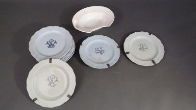 Ensemble comprenant 9 assiettes à bords chantournés centrées…