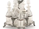 Ensemble de carafe à vin plaquée argent comprenant six bouteilles et un support