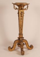 Sellette en bois richement mouluré, et sculpté et doré à déc…