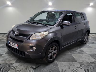 la photo d'une voiture grise garée sur un sol en damier