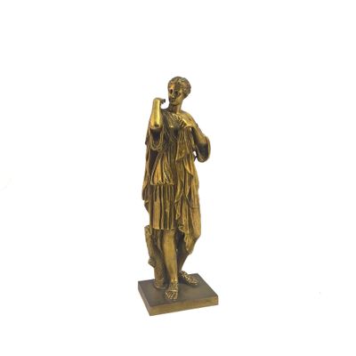 une statue en bronze représentant une femme tenant un téléphone portable