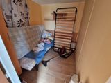 un bébé assis sur un futon dans un salon