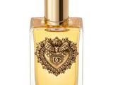 gros plan d'un flacon de parfum sur fond blanc