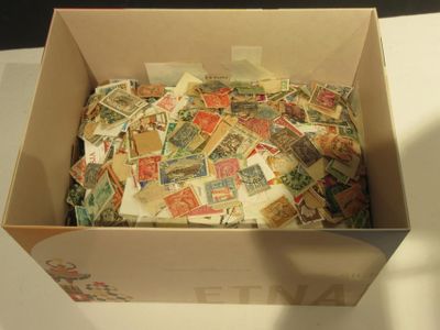 une boîte remplie de timbres posée sur une table
