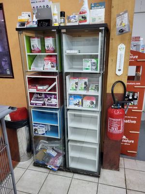 deux réfrigérateurs ouverts dans un magasin