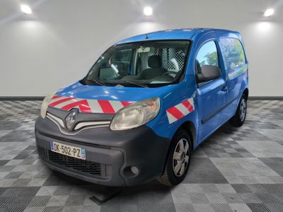 la photo d'une camionnette bleue avec une bande rouge et blanche sur le côté