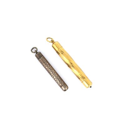 deux types différents d'objets métalliques sur une surface blanche