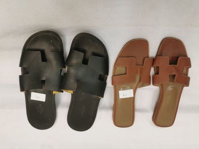trois paires de sandales noires et marron sur fond blanc
