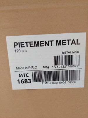 une boîte sur laquelle est apposée une étiquette portant la mention « piétement métallique »