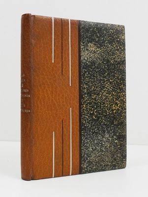 un livre marron et noir posé sur une table blanche