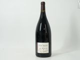 la bouteille de vin est posée sur la table à côté du mur