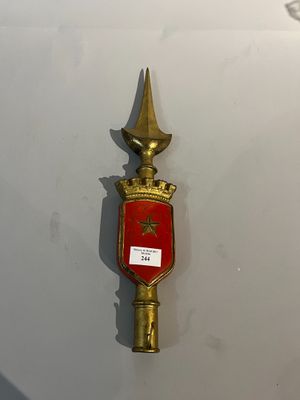 une photo d'une borne d'incendie dorée et rouge fixée à un mur