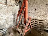 une grue qui se trouve au milieu d'une pièce