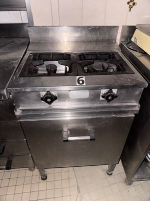 une image d'une cuisine commerciale avec des appareils en acier inoxydable