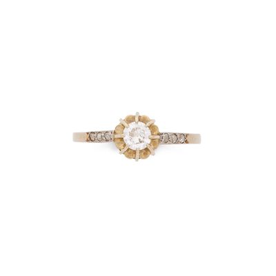 une bague en diamant et en or, ornée d'un motif floral sur le côté