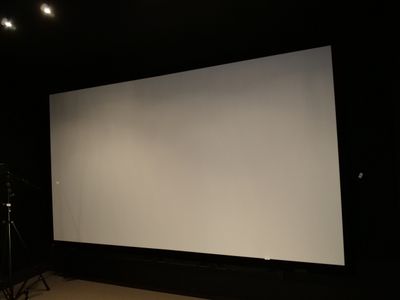un grand écran au milieu d'une pièce sombre