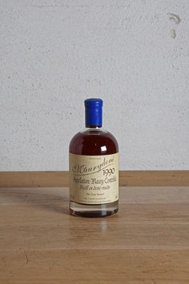 une bouteille d'alcool posée sur une table à côté d'une bouteille de vin