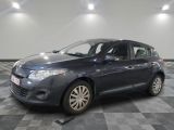 la photo d'une voiture garée dans un garage