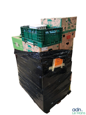 des cartons empilés les uns sur les autres, les uns sur les autres