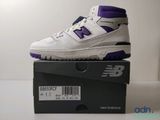 Les chaussures New Balance sont dans la boîte posée sur la table.