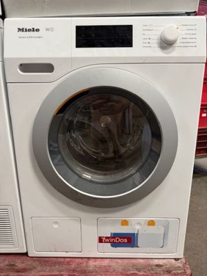 une machine à laver exposée dans un magasin