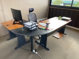 un bureau équipé d'un ordinateur et d'un moniteur