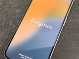 un gros plan d'un iPhone posé sur une table, avec un arrière-plan flou