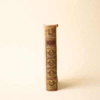 un petit livre posé sur une table