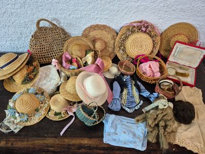 une table sur laquelle sont posés de nombreux chapeaux et d'autres objets
