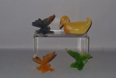 trois oiseaux posés sur une étagère transparente, sur fond blanc