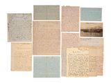 une image représentant une pile de vieux papiers sur lesquels figurent des inscriptions