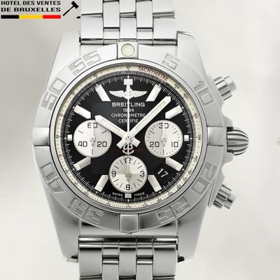 Les cadrans noirs du chronographe Breiter sont visibles sur le bracelet en acier inoxydable