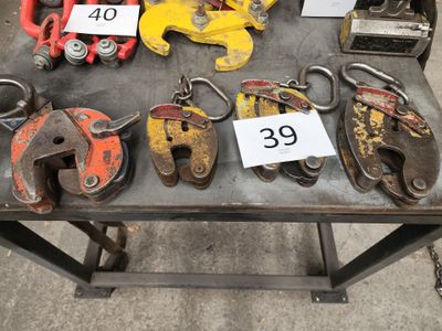 un grand nombre d'outils posés sur une table