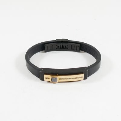 un bracelet en cuir noir avec un fermoir plaqué or