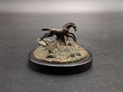 "Cheval à la barrière" Sujet en bronze, non signé, sur socle…