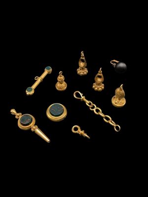un gros plan sur un ensemble d'objets dorés sur fond noir