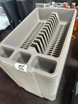 une photo d'un égouttoir à vaisselle posé sur une table