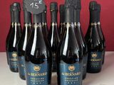 plusieurs bouteilles de vin sont alignées sur un comptoir