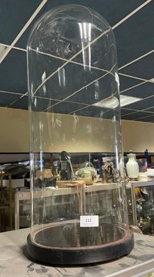 une cloche en verre posée sur une table dans un magasin
