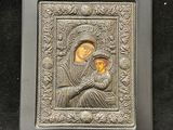 une plaque métallique représentant une mère et son enfant