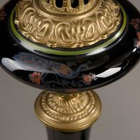 Paire de lampes à pétrole en céramique émaillée noir à décor… (photo 5)
