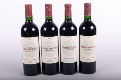 trois bouteilles de vin sont alignées sur une surface blanche