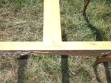 un gros plan sur un banc en bois posé dans l'herbe
