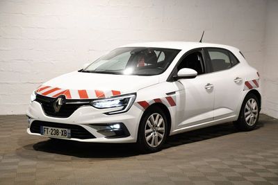 une voiture blanche ornée d'une bande rouge et blanche