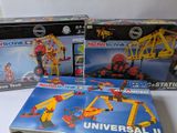 trois boîtes de legos de tailles et de couleurs différentes
